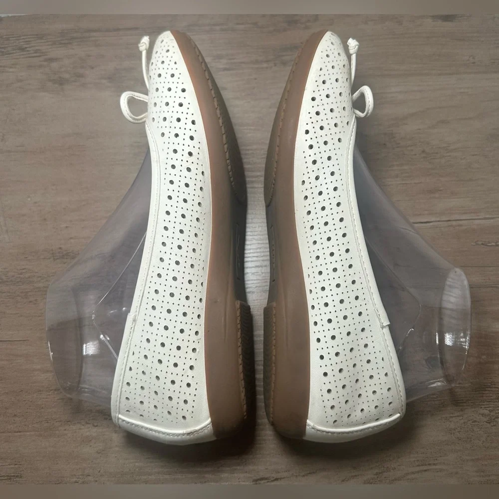 Cliffs By White Mountain‎ Womans White Slip On Flats Shoe With Bows W 7.